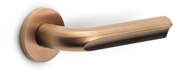 DR101-G - solid sprung door handle on rose PVD champagne