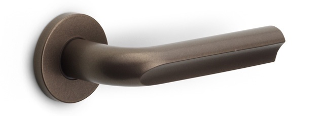 DR101-G - solid sprung door handle on rose PVD champagne